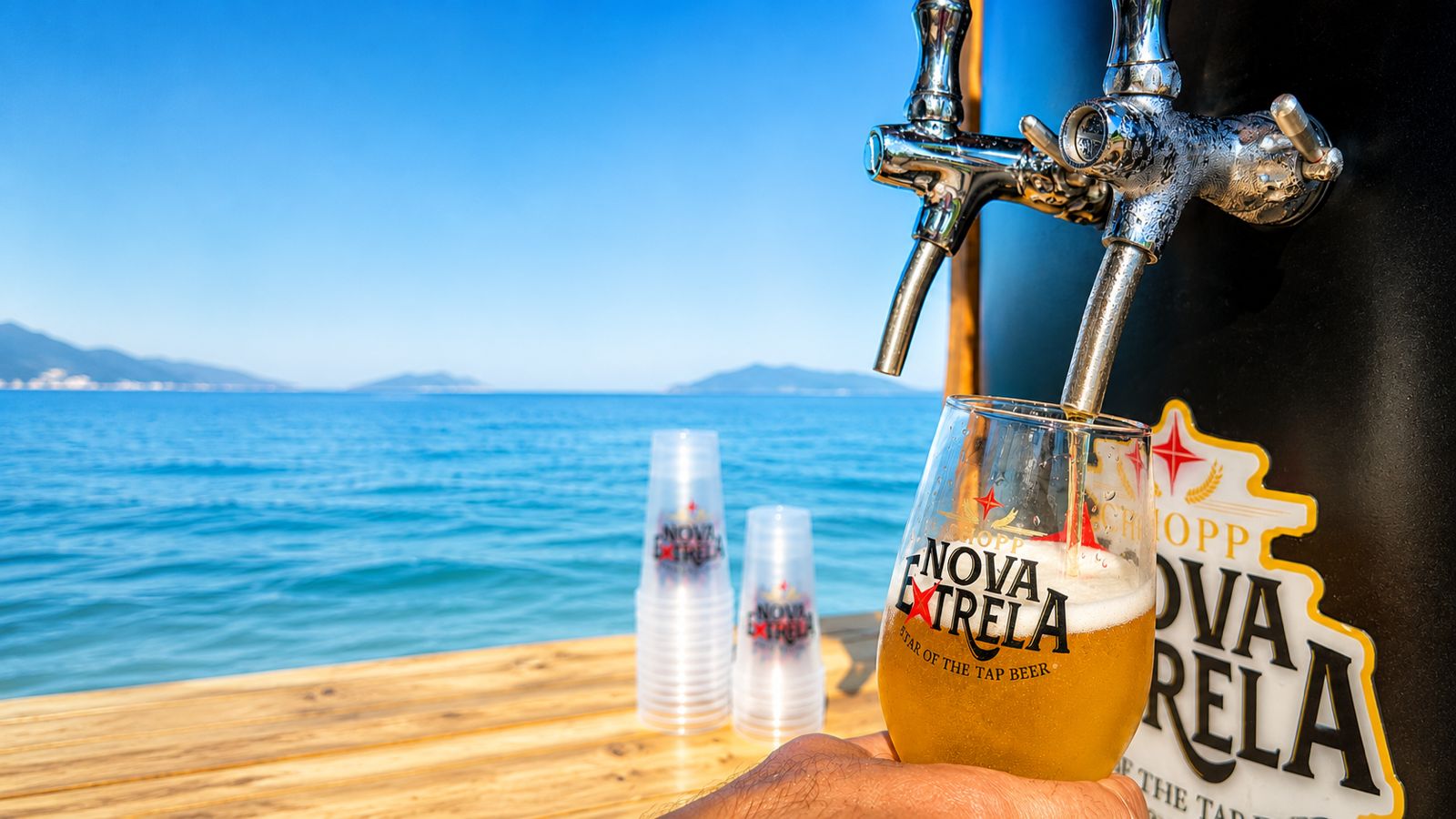 Chopeira Nova Extrela com copo de chopp na orla